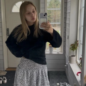 Vit och svart prickig Chelsea kjol - Mycket bra skick! Är 1,67 och bör oftast S💓