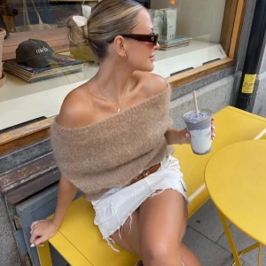 Beige offshoulder stickad tröja - Superfin beige stickad tröja med offshoulder-design. Tröjan är fluffig och mjuk, perfekt för att skapa en trendig look. Oversized passform, har använts 1 gång alltså är den i ett bra skick!🩷Tröjan är i storlek S/XS