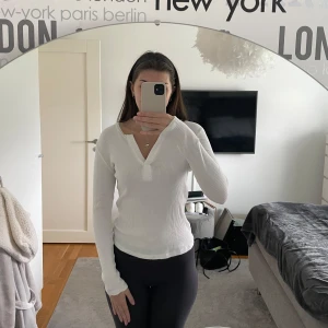 Vit tröja - Vit tröja från Pieces i strl XS. Använd några gånger