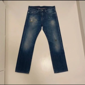 Vintage Tommy hildiger jeans med slitningar - Vintage Tommy Hilfiger jeans med slitningar (Storlek W33 L36 men passar L34)  Mycket bra skick //  Pris kan diskuteras //  Skriv vid minsta fråga eller fundering💯👍