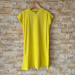 Gul kortärmad klänning från ASOS - Säljer en solgul klänning från ASOS i storlek 36. Klänningen har rund halsringning, korta ärmar och med lätt utställd nederdel. Perfekt för dig som gillar färg och enkel stil.