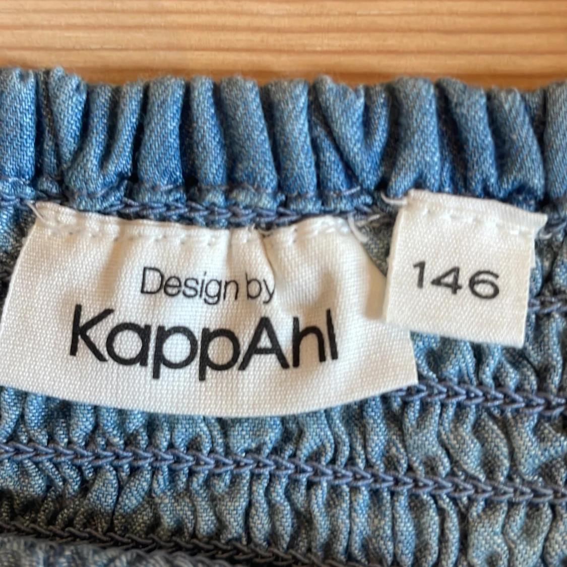 Blå smockad blus med puffärm från KappAhl - 2
