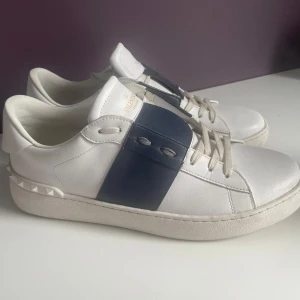 Valentino Open sneakers  - Säljer ett par snygga Valentino Open sneakers vita,  skicket är bra. Använda i några månader 