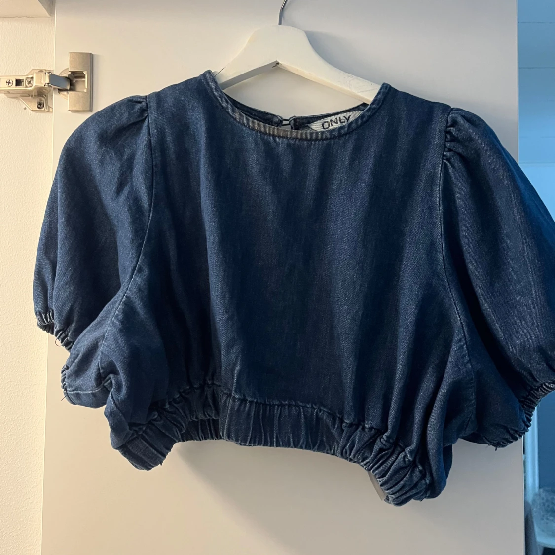 Mörkblå croppad jeansblus från ONLY