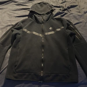 Nike tech fleece - Säljer en nike tech fleece, köpt förra året men använd endast vid max 10 tillfällen. Inga defekter. Orginal pris 1119kr, köpt från unisport.