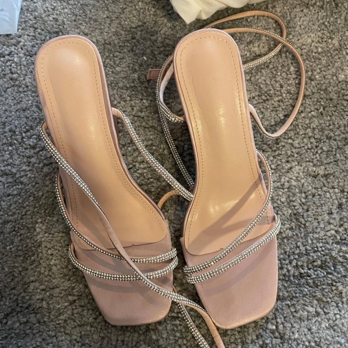 Beige sandaler med strass och klack - 2