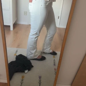 Vita bootcut jeans - Vita bootcut jeans från hm med låg midja. Köpte dessa av en annan tjej men va inte nöjd me hur dom satt så säljer dom igen. Har sprättat upp dom då de var för korta för mig. Passar någon som är lite under 1,60 cm.