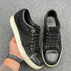 Lanvin - Hej! Säljer dessa riktigt snygga lanvins i uk 6 som motsvarar eu 40-41! Skick: 8/10! Endast skorna ingår vid köp, hör av dig vid minsta fundering 🤩 köp gärna med instabox eller postnord! 