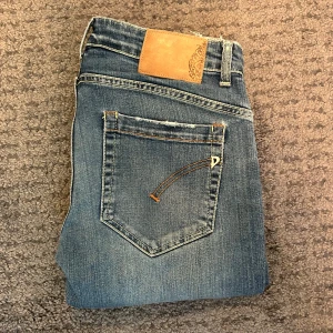 Dondup jeans - Säljer nu ett par riktigt snygga Dondup jeans. Storlek W31, längden är 93,5 cm. Jeansen har några slitningar på fickorna, lite vid midjan och nere vid fötterna men inget som märks vid användning. Om du har några funderingar så är det bara att fråga på! ❇️