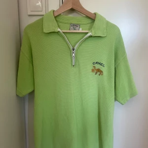Ljusgrön pikétröja från Camel Shop Travel Line - En vintage Camel Shop Travel Line pikétröja i bra skick! Dessvärre finns det ingen storleks markerad på tröjan, men kan göra antagandet att det är en L eller M