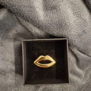 Ring guld  -  GRATIS GÅVA MED VARGE ORDER!! Köp en bundle!!! Supertrendig stockholmsstil tjejer, ring guld. Gjord av stål, jag svarar och skickar alltid snabbt!