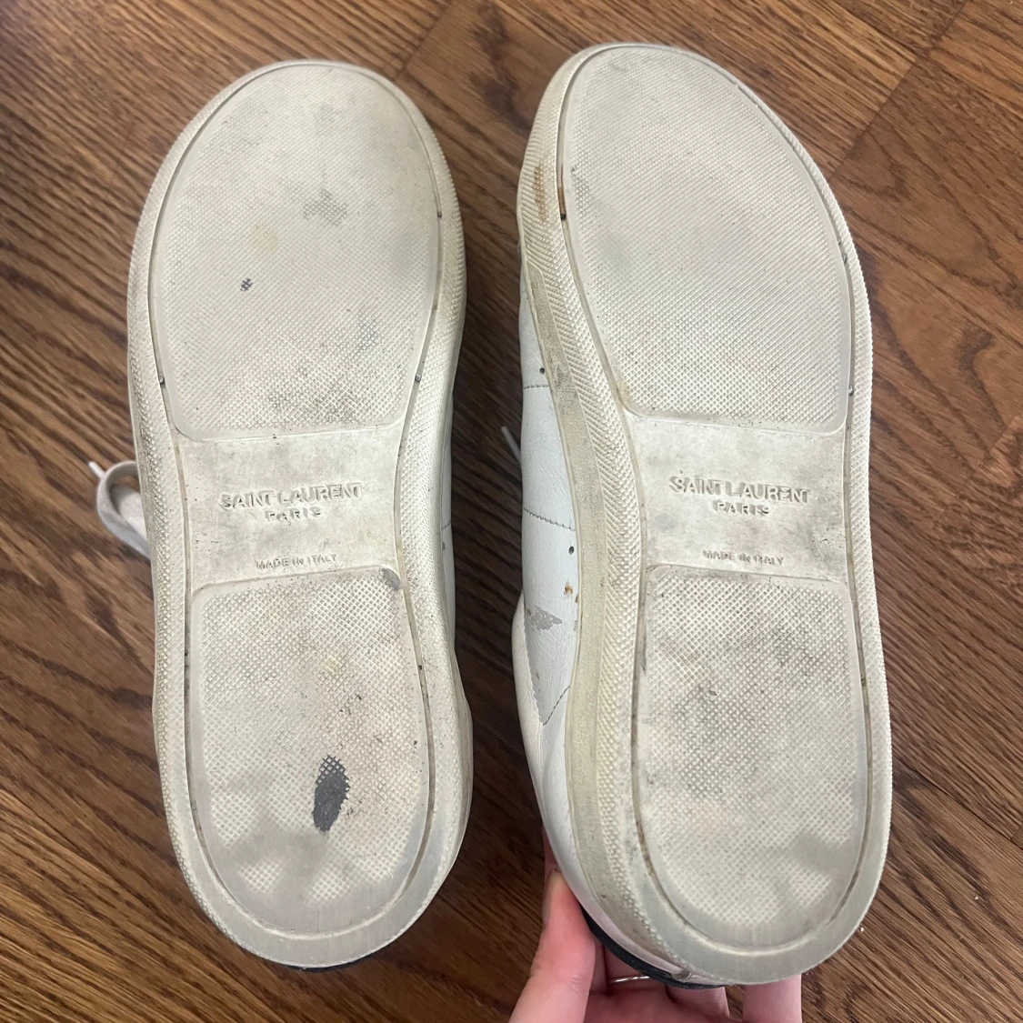 Yves Saint Laurent vita sneakers med zebra-detalj! - 3