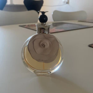 Valentino parfym med blomdetalj - Valentina valentino parfym. Inte använt så mycket så nästan hela full. Flaskan var 50 ml från början. 💖