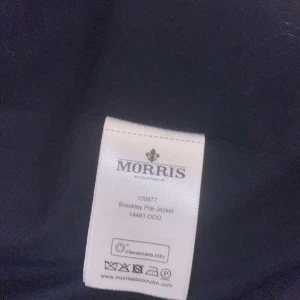 Brookley pilo jacka(Morris) - Säljer en snygg och trendig vit teddyjacka från Morris, modell Brookley Pile Jacket. Jackan har en mjuk och fluffig yta, klassisk krage, dragkedja framtill och en bröstficka med zip. Perfekt för dig som vill ha en chill och stilren look.