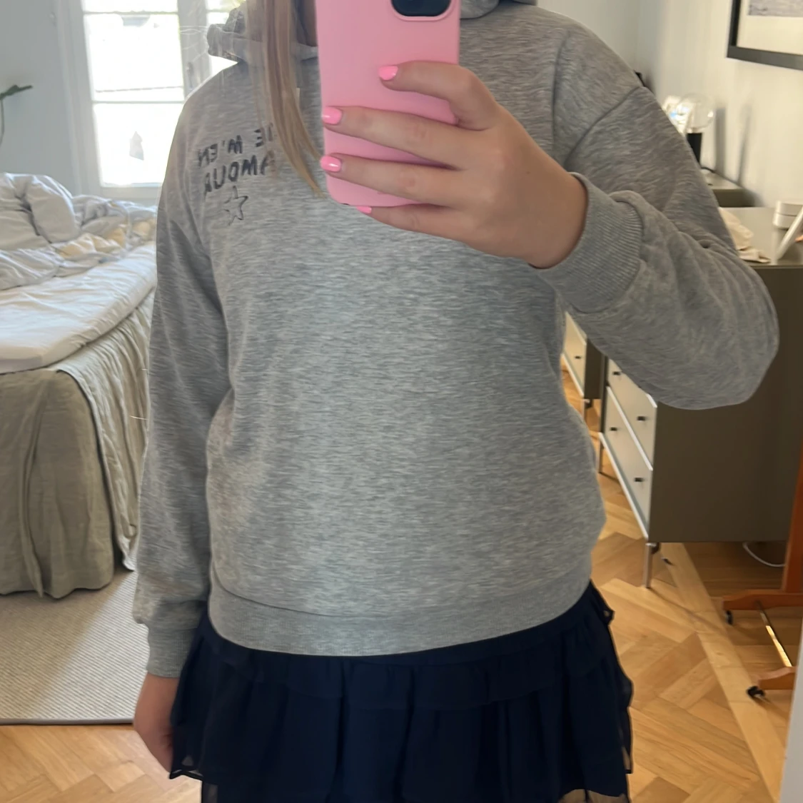 Grå hoodie med tryck och huva