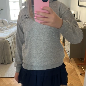 Grå hoodie med tryck och huva - Nypris 399kr