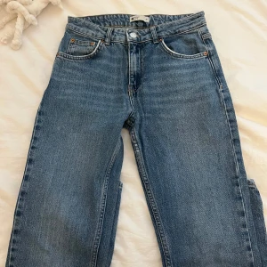 Jeans bootcut  - Säljer mina jeans från ginatricot som jag använde en del förut, de finns små tecken på användningen men inget som är sönder elr något problem. Den passar för folk som är tall girlies oxå jag själv är 180. 