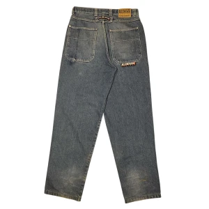 Illmatic jeans - Illmatic Designz jeans i storlek W34. Mått: ytterbenslängd - 125 cm, midjemått - 44 cm, benöppning - 24 cm. Skriv för fler bilder och frågor!