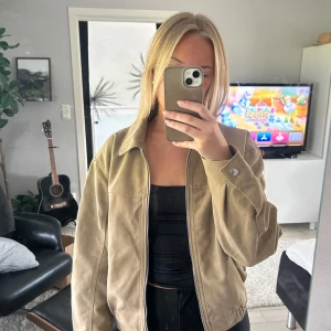 Beige bomberjacka från Bershka - Ny annons mockajacka!