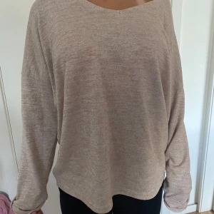 Beige loose stickad tröja från Hailys - Säljer en chill beige stickad tröja från Hailys i storlek M. Tröjan har en loose passform, långärmade ärmar och en mjuk, tunn stickad känsla. Perfekt för lager-på-lager och passar till både jeans och leggings. Enkel och snygg att matcha med allt.