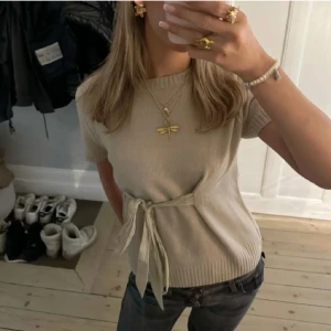 Tröja - Super fin stickad tröja från zara, storlek L men sitter som en S, inte säker om jag vill sälja därför säljer jag bara vid bra bud, har ett oitet hål i ryggen men inget man tänker på