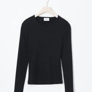 Svart långärmad tröja från Gina - En stilren svart långärmad tröja från Gina.