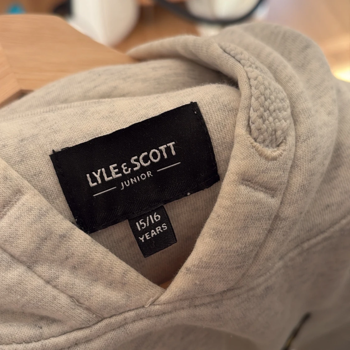 Ljusgrå hoodie från Lyle & Scott - 3