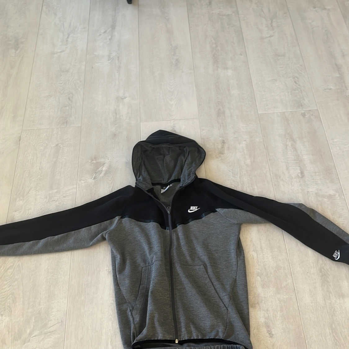 Grå och svart Nike teck full set byxor och överdel - 1