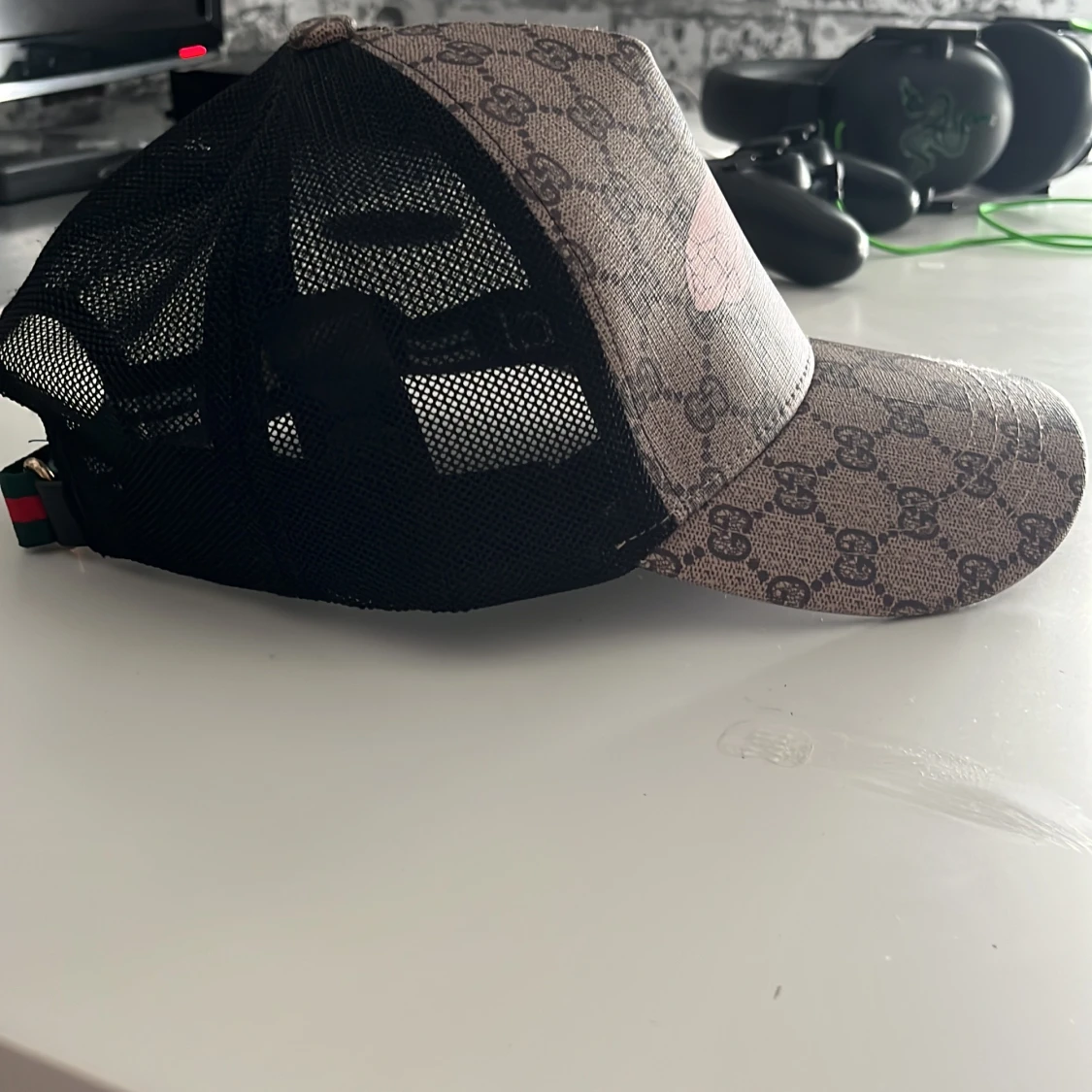  keps med bi och GG-mönster - 3