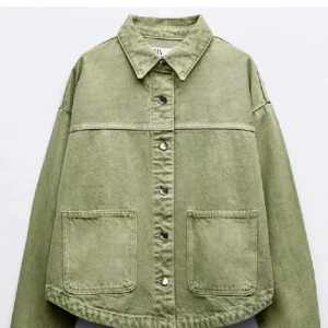Grön jeansjacka med stora fickor - Snygg grön jeansjacka med oversized passform och stora framfickor. Jackan har klassisk krage och knäppning med silvriga knappar framtill. Perfekt för dig som gillar en chill och avslappnad stil. Passar till både jeans och kjol.