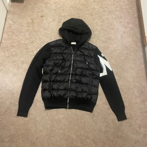Moncler cardigan - Tja, säljer en svart cardigan från Moncler i helt nytt skick. Jacka är i storlek L. Perfekt nu till hösten. Priset kan gå mer vid snabb affär!