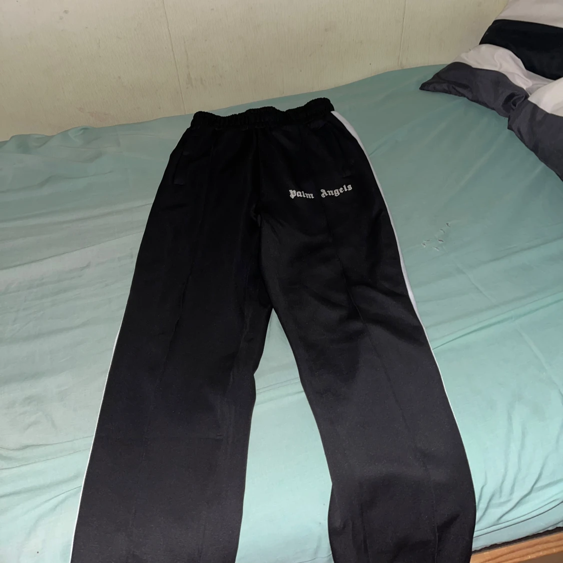 Palm Angels svarta mjukisbyxor med vita ränder