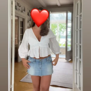 vit blus - Säljer denna supersöta blus då den tyvärr aldrig kommit till användning. Från Zara i storlek XS. Ny utan prislapp (första bilden är lånad från TikTok!💕)