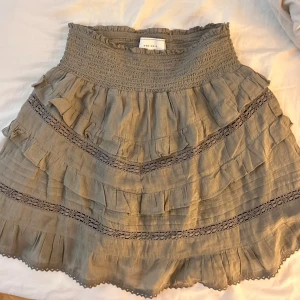 Neo noir set  - Blus och en supersöt volang kjol från Neo Noir. Kjolen har fina spetsdetaljer och är gjord i ett mjukt linnematerial🫶🏼