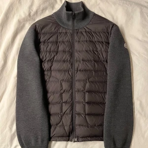 Moncler cardigan - Hej, säljer denna Moncler tricot maglione cardigan! | Storlek: Medium | Passar: Small | Skick: 8/10 | Kommer Med Box | Tveka inte att höra av dig vid frågor eller funderingar😊