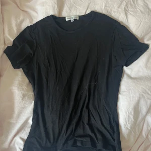 Svart t-shirt från Anna Holtblad - En stilren svart t-shirt från Anna Holtblad i storlek M. 