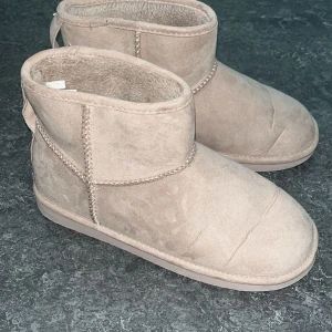 Beige boots - Säljer ett par beige boots. mocka. Nytvättade, så du får bootsen rena i ett paket! 🫶🏻