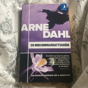 En midsommarnattsdröm - En kriminalroman om A-gruppen, där internationella brott och oväntade vändningar väntar. Perfekt för dig som gillar spänning, samhällskritik och deckare med humor. Boken är del av en populär serie och har även filmatiserats för SVT.