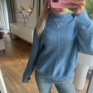 Carin Wester tröja - Superfin blå stickad tröja ifrån Carin Wester med detaljer!