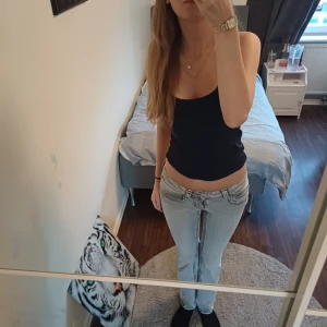 Gråa jeans  - Gråa jeans. Hjäte fina med fina fickor där bak. Dom är lågmidjade. Perfekt för dig som gillar loweist byxor. Storlek S, jag är 178 och dom är lite för korta. Från Gina Tricot 