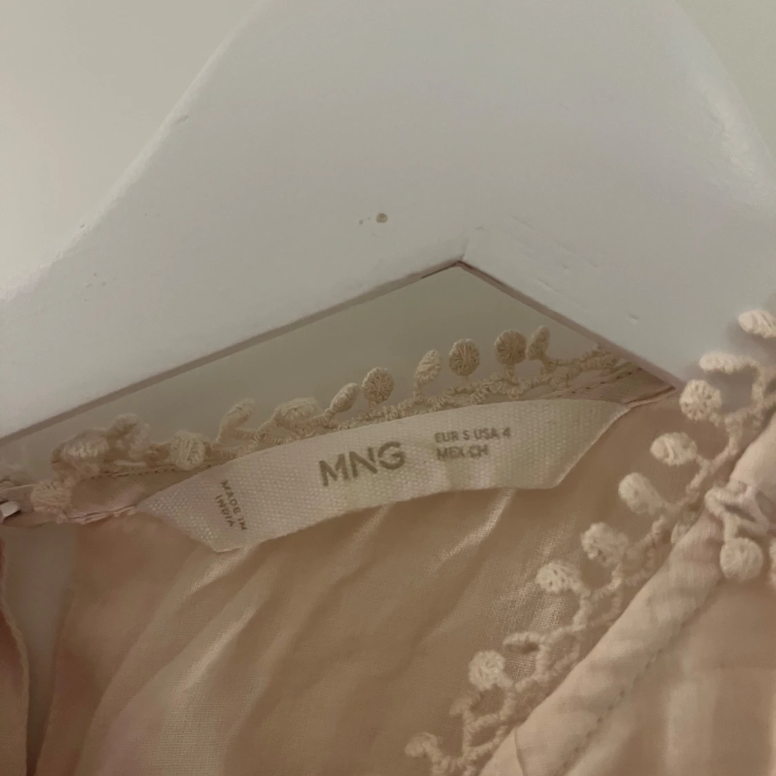 Beige blus med spets från Mango - 2