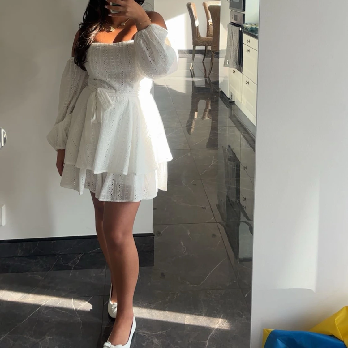 Vit omlott kortklänning med volanger - 1
