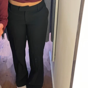 Svarta kostymbyxor  - Snygga svarta kostymbyxor från Bik Bok i storlek 36. Byxorna är midwaist och raka i passform. Hör av dig vid eventuella frågor🫶