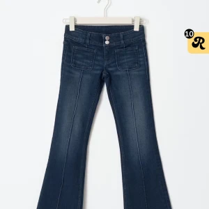 Bootcut jeans - KOLLA BÅDA BILDERNA. Säljer TVÅ PAR snygga lågmidjade och bootcut jeans från Gina. Dem jeansen på första bilden är i storlek 170, andra jeansen är i storlek 164. Båda för 300kr eller ett par för 170kr. Skriv för fler bilder!!🙏🏻🙏🏻 