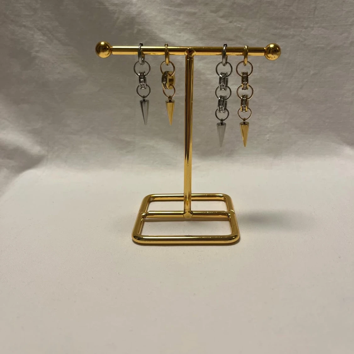 Örhängen med kedjor och spikes