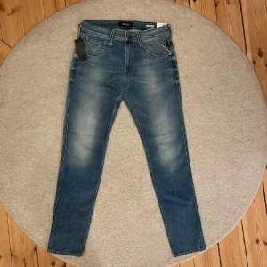 Helt nya Replay Anbass - Säljer dessa sprillans nya och självklart äkta Replay Anbass som även har tagsen kvar. De är i storlek W33 L32 och har en slim fit passform. Jag säljer nu dessa för endast 449 inklusive fri frakt! Ord pris ligger på hela 1799 kr. Tveka inte på att höra av er vid bud eller frågor. Var snabba här bara dessa kvar!