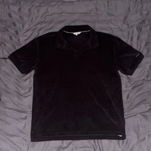 Calvin Klein tröja  - Säljer en svart piké tröja i frotté från Calvin Klein i storlek S. Den är i fint skick. Hör av dig om du har funderingar 
