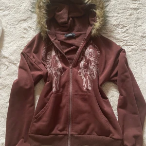 Y2K emo hoodie faux fur XS baggy fit - Sitter som en baggy S. från Cider. Pälsen är påsydd av hand själv!!