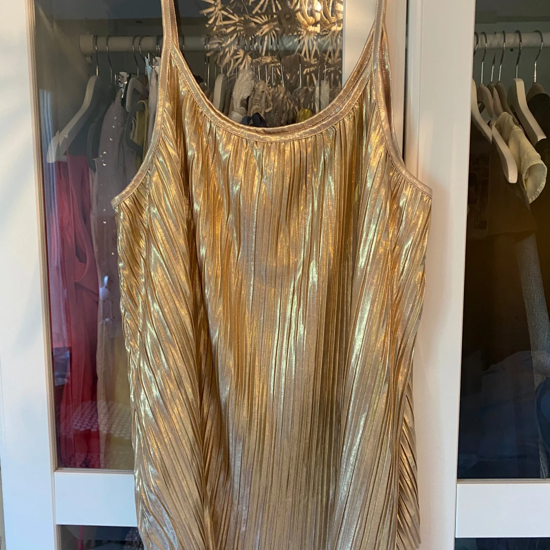 Glittrig guldplisserad linne/ kortklänning - 2