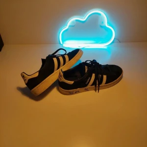 Adidas campus (signerade)  - Signerade utav nahir Besara, (Hammarbys lagkapten) och en av de största svenska kvinnliga inne fotbolls spelare. Storlek 40,5 helt okej skick 7/10